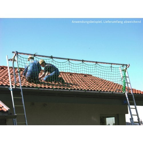Zwei Männer arbeiten auf Dach, das durch BAVARIA Leitern Dachschutzeand mit Seitenschutznetz 7702 abgesichert ist