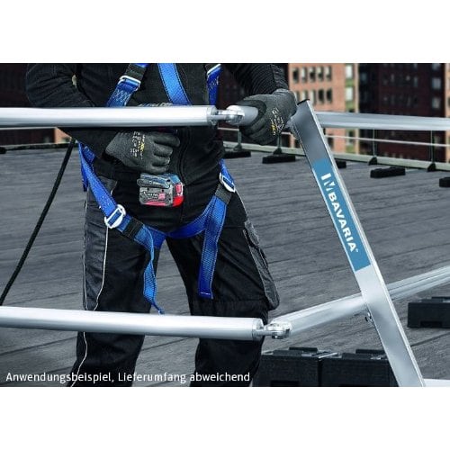 Dacharbeiter montiert Eckverbinder für Hand und Knieleisten Guss 2-079267 an BAVARIA Flachdach Absturzsicherung NEO mit Neigung